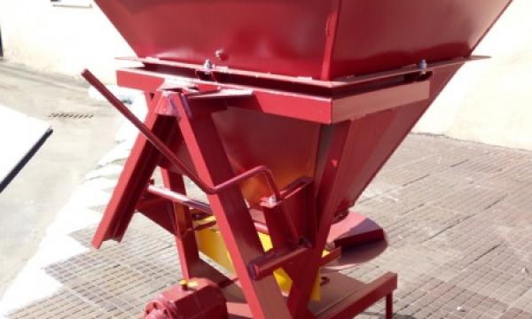 Полунавесной разбрасыватель удобрений Л-116